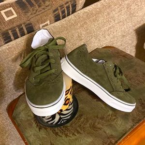 NWT FAUX SUEDE Tennis Shoe👟🏃🏾‍♀️